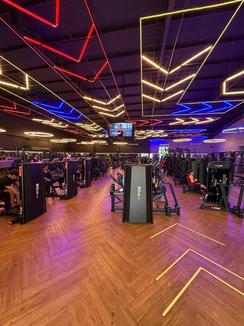 Interior da Skyfit Ibitinga — área de musculação